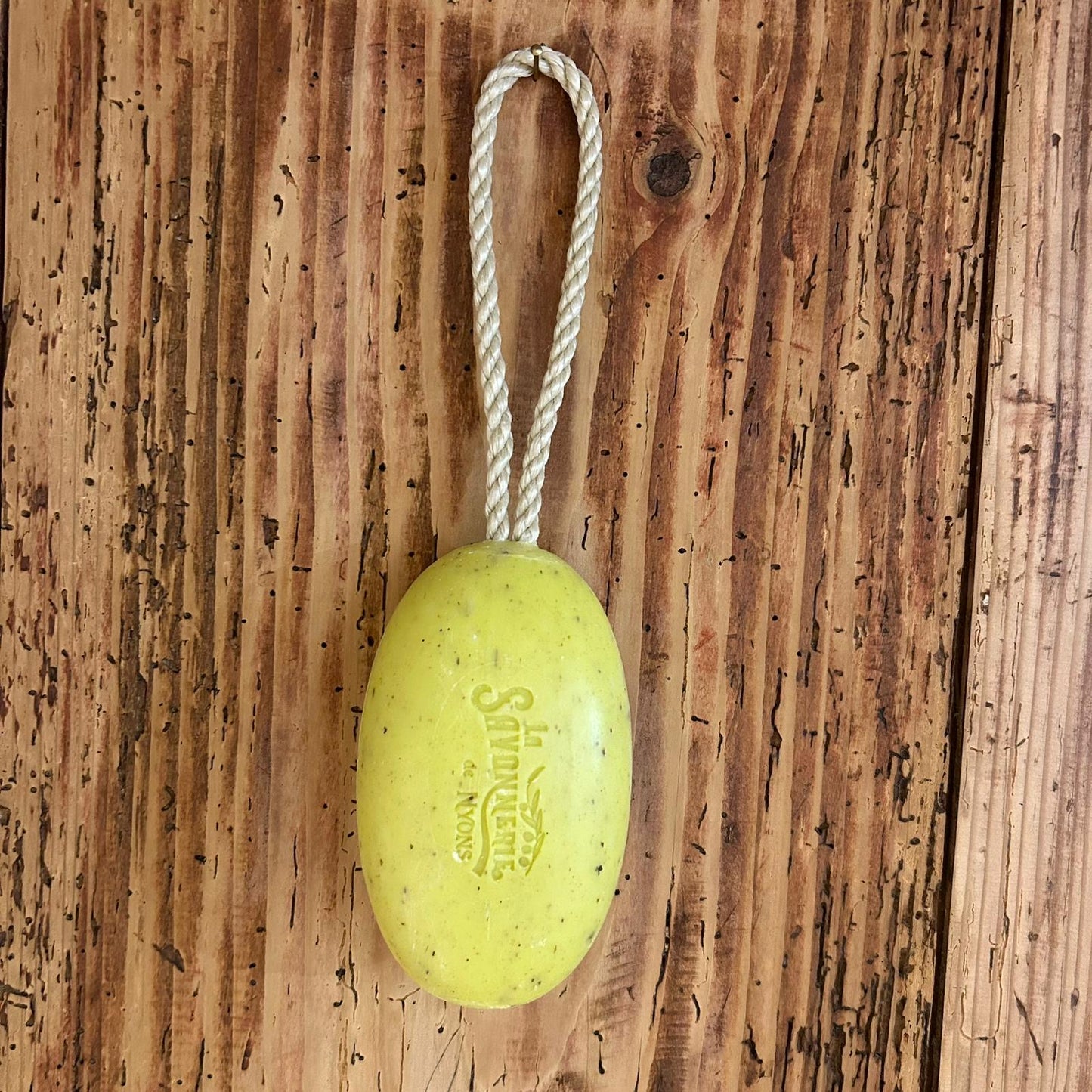 Savon exfoliant sur corde "Feuilles de Verveine"