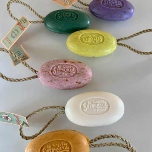 Savon exfoliant sur corde "Pétales de Rose"