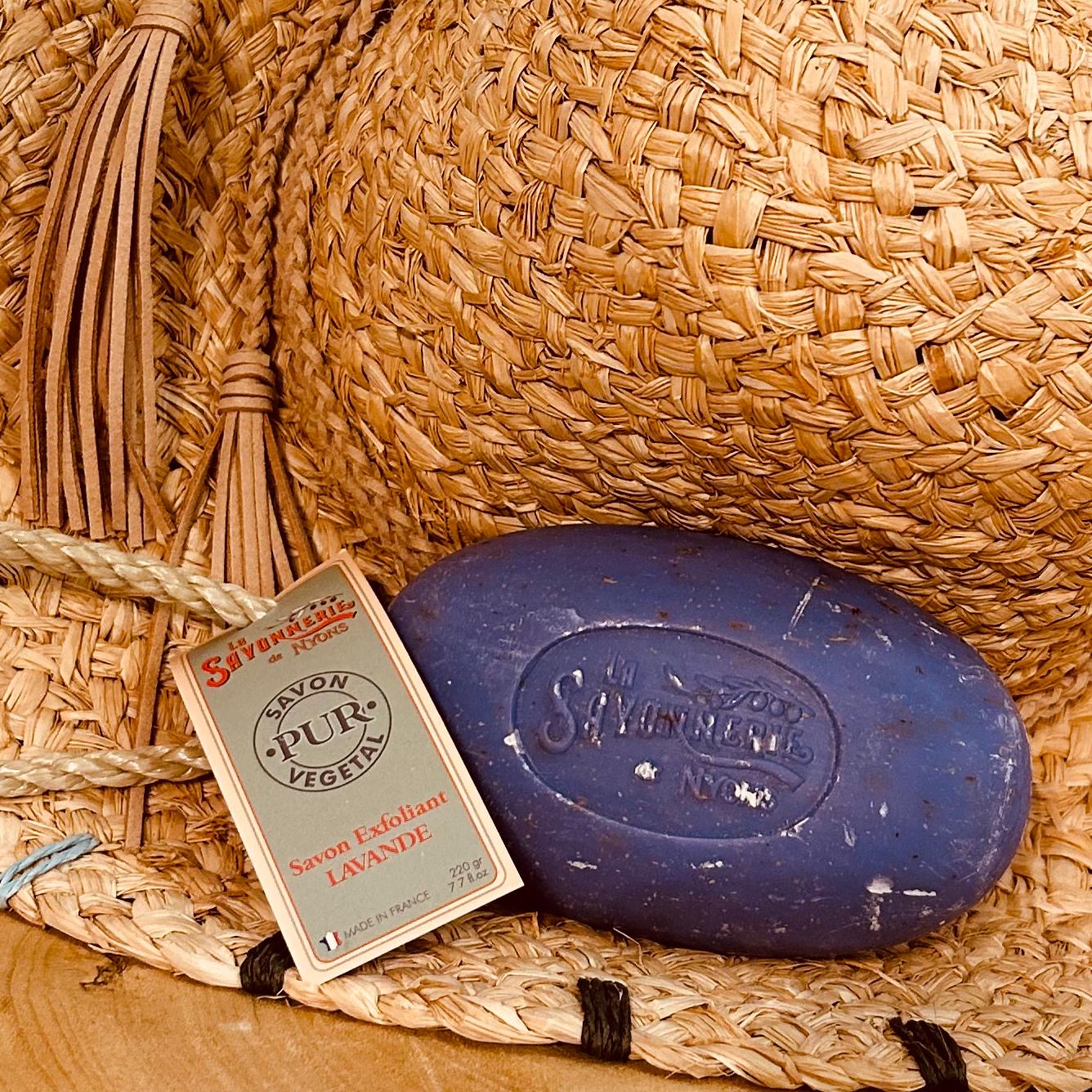 Savon exfoliant sur corde "Fleurs de Lavandin"